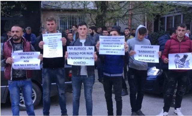 kukes te rinjute proteste ne qytet