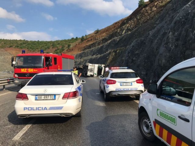 Aksident kamion, rruga kombit1