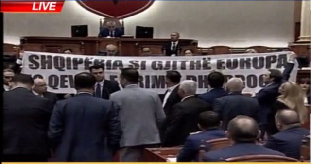 protest opozit kuvend