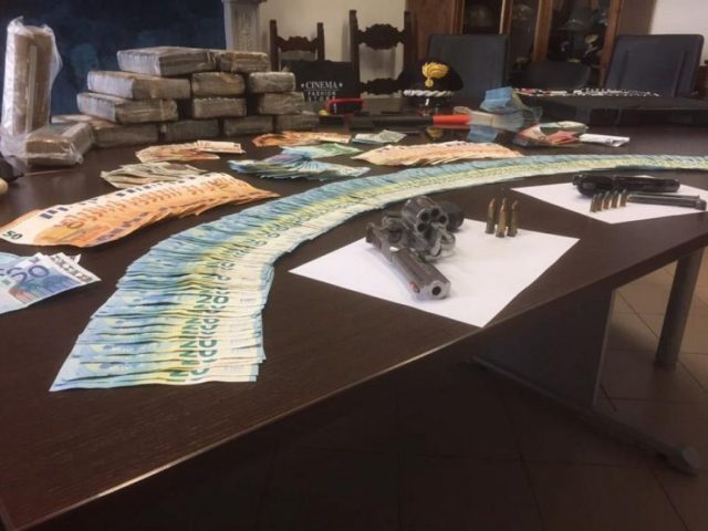 kokaine, euro dhe pistolete