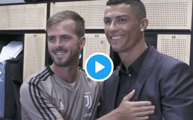 Cristiano-Ronaldo-meets-Juventus-teammates-640x400