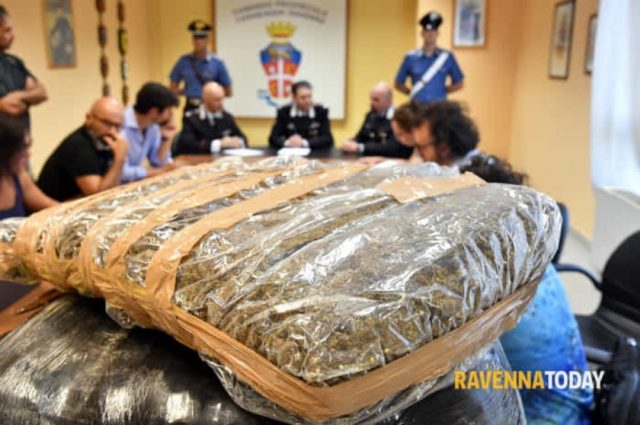 auto_Un_magazzino_di_droga_scoperto_dai_Carabinieri_foto_Massimo_Argnani111532540865