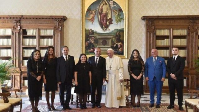 meta dhe familja me papen