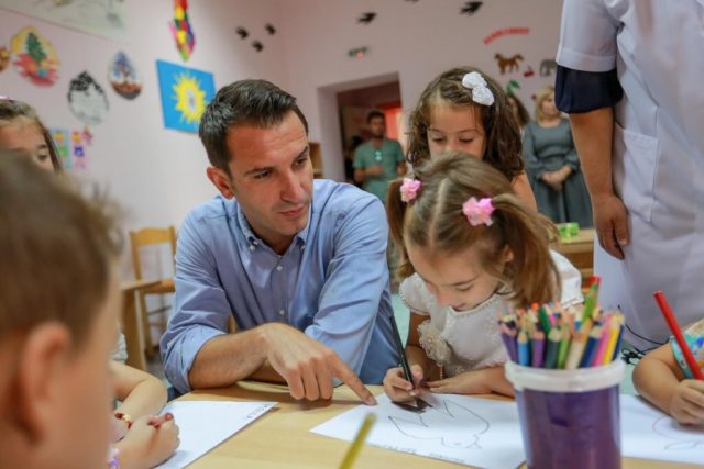 erion-veliaj-dhe-femijet