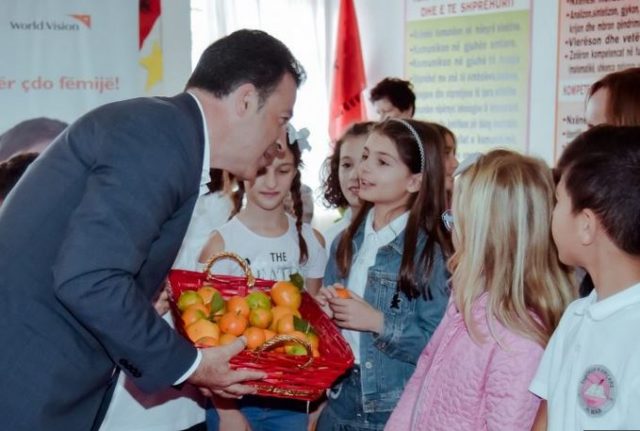 niko peleshi-fruta te fresketa ne shkolle