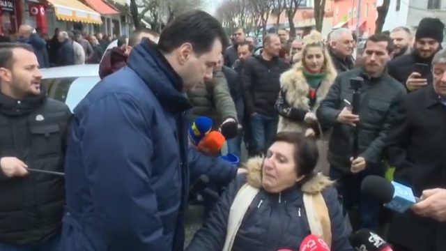VIDEO/’Frutat s’i shofim me sy….’,Basha takohet me tregtarët në Shkodër, thirrje për protestë