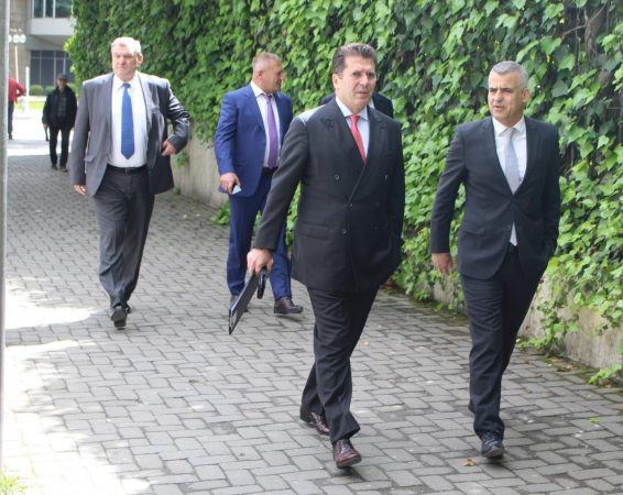 aleatet-e-Bashes-tek-Meta-2-566x450