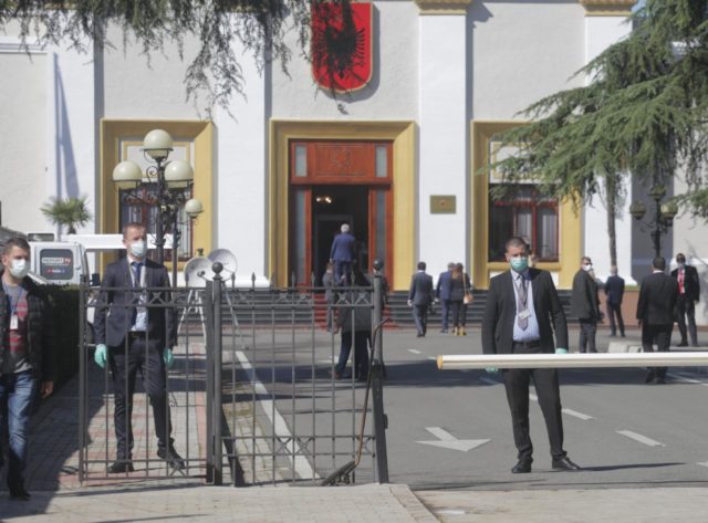 parlament roje maska