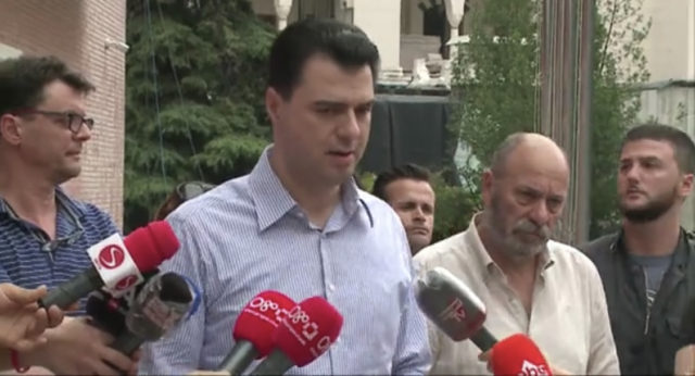 79F844FD-25E1-40A4-B750-685E036AEDB3