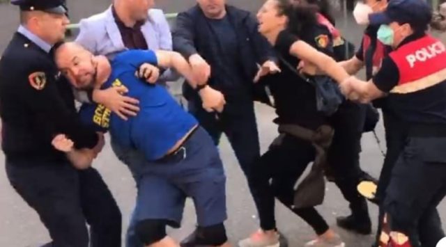 Alfred lela dhuna policise