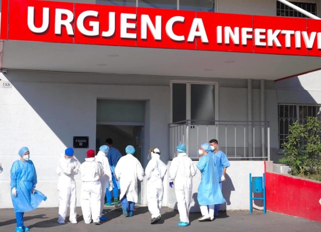Eksperti Koduzi: Ka nje infermier per 9 paciente, ja pse duheshin 906 infermiere ne dy spitalet covid