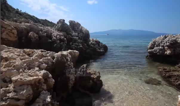 Turisti cek po kerkonte plazhe te qeta ne Sarande por papritur therret policine