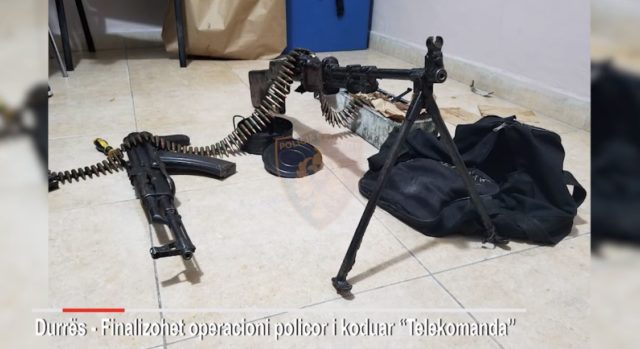 DURREs/ Policia i gjen mitraloz ne makine, 2 ne pranga
