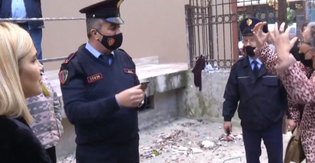 Policia rrethon Kryemadhin ne Durres, por kryetarja ka nje mesazh