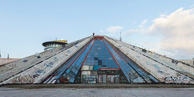 piramide-tirana-wikimedia-lead