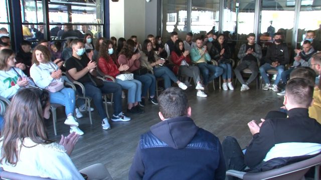 0033007C-DA03-4AC4-ACD5-FDBBBD5BBADC