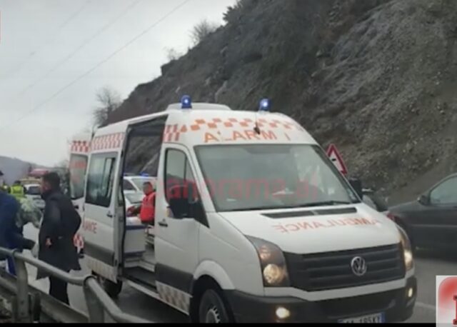 ambulance rruge aksident