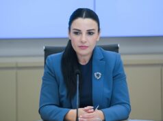 Balluku gjeti avokatin më të mirë, ministrja kthehet në zyrë. Shpëton edhe linja e Kanadasë