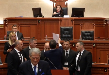 B61A7639-D801-4332-9F44-3D51B3FE3ED0