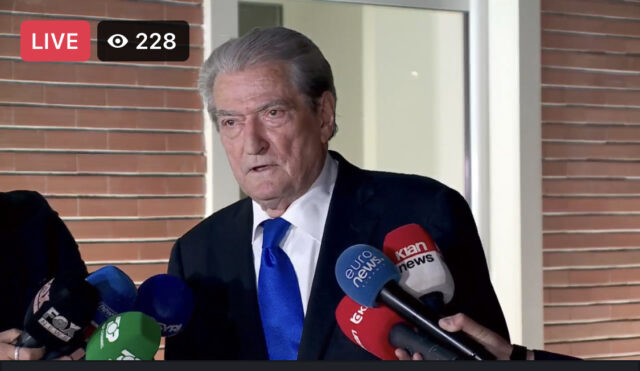 CBE887FB-552D-4F58-BE9F-324C31002075