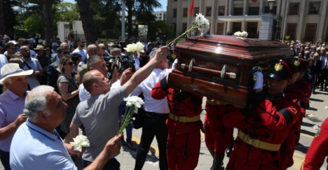 Cermonia e përcjelljes së Nishanit, i biri: Familja humbi busullën, atdheu shtetarin