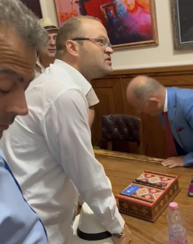 90730544-7EEA-4CA4-9C9B-9FBE444CBF90