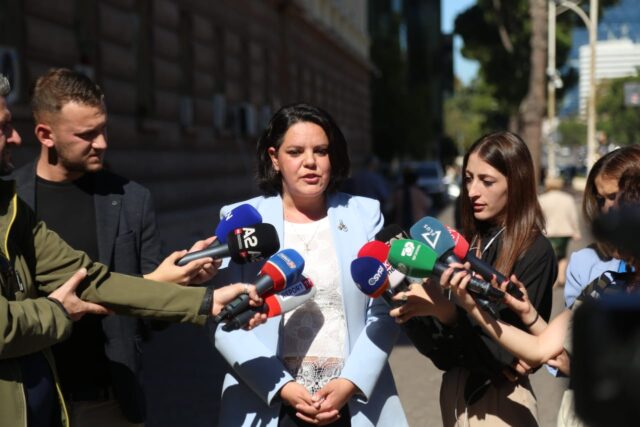 A1EBF4A9-5977-4D77-8018-0B6D607F2B37