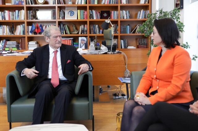 1491CF3C-0575-4FF9-84DB-F628FE53A87C