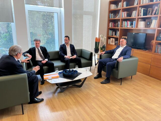 FCA1A1FB-21DD-46F1-9BA8-05521D2086ED