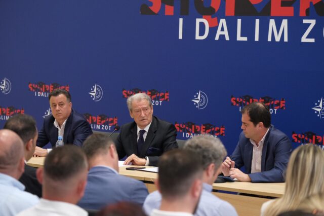 8ad8db9e-d989-4f57-9a1c-74c81f51e310