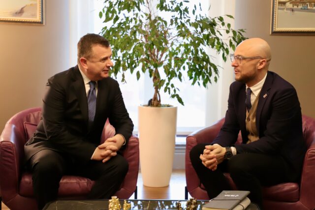 e8156998-5e58-42e1-aa0a-8b0d646657b8