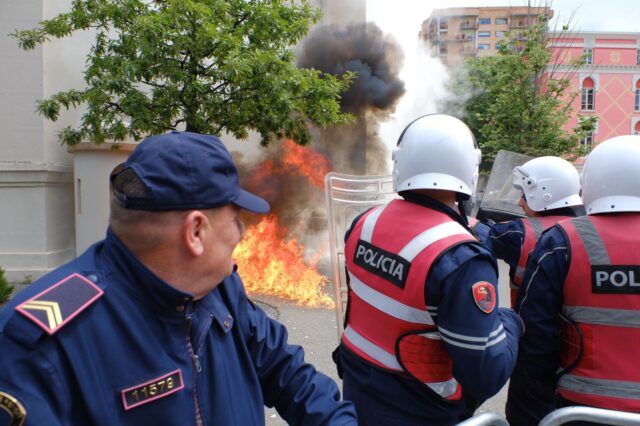 bashki proteste zjarr