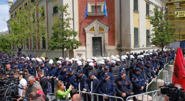 Protestë e tensionuar te bashkia e Tiranës, qytetarët kërkojnë ndëshkimin e Veliajt: Na vodhi, të ikë!