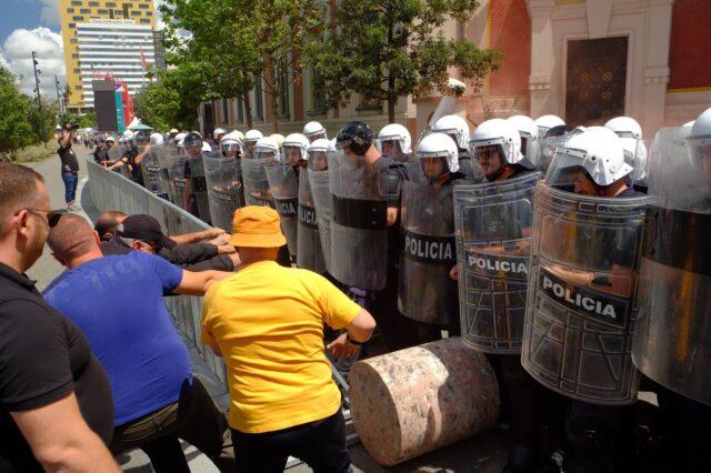 polici protestues bashki