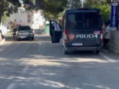 Dramatike në Sarandë, një 13 vjeçar qëllon me thikë adoleshentin