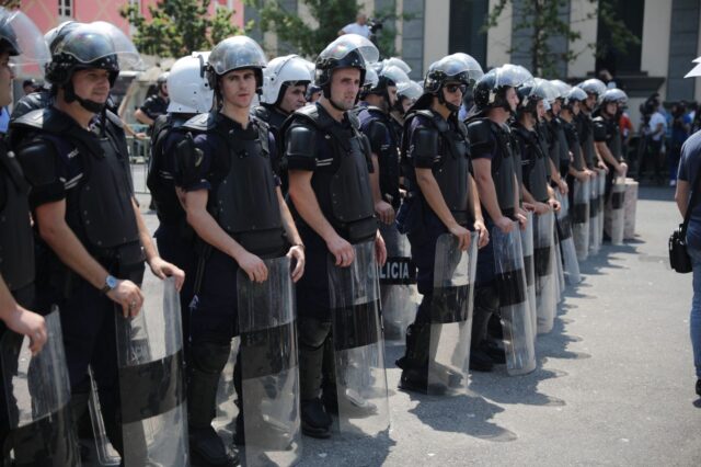 polici protesta skafandra