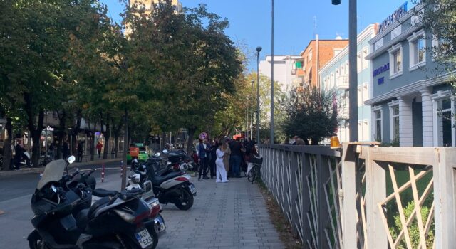 Tiranë, qëllohet me plumba mbi një 15 vjeçar në një piceri