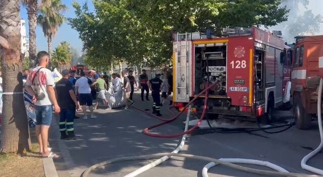 Pse mori flakë tregu në plazhin e Durrësit, 20 dyqane në flakë