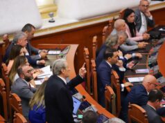 Mazhoranca ta kthejë nga fillimi procesin. PD tërhiqet nga zgjedhja e Avokatit të Popullit, Berisha jep arsyen