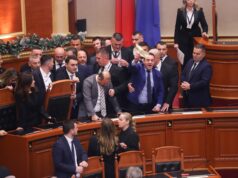 Tension e përleshje fizike mes opozitës e gardës, dëbohen nga tribuna ministrat: Dorëzoni Belën dhe Agasin